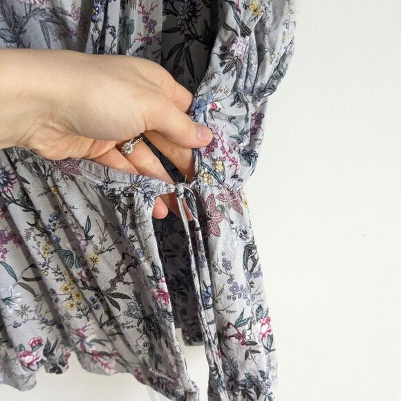H&M Gray Floral stretch Jersey Knit Wrap Blouse Top Women's Size Large - Picture 3 of 6